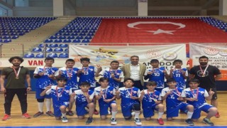 Vanın erkek ve kız voleybol takımları yarı finale yükseldi