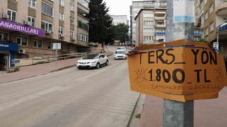 Vatandaşlardan ters yöne giren sürücülere ilginç uyarı: Zenginler geçebilir”
