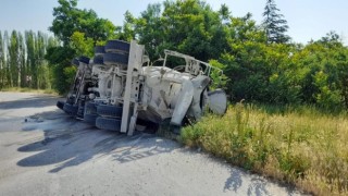 Virajı alamayan beton mikseri devrildi