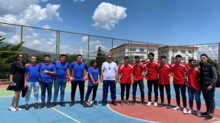 Voleybol turnuvasında başarılı olan üniversite öğrencilerine ödül