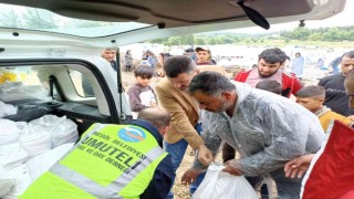 Yağıştan etkilenen mevsimlik işçilerinin yardımına İnegöl Belediyesi koştu