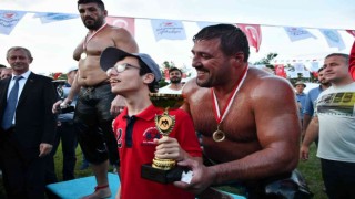 Yağlı güreşlerin şampiyonu, kupasını engelli gence hediye etti