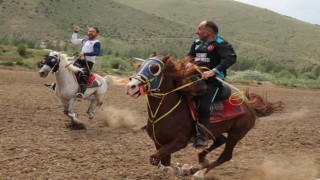 Yağmur rüzgâr demeden atları dörtnala koşturarak cirit oynadılar