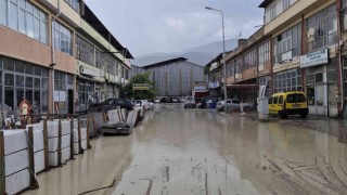 Yağmur sonrası su basan dükkân ve evler çamur içerisinde kaldı