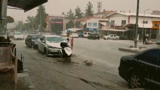 Yağmur ve dolu yağışı su baskınlarına neden oldu
