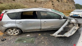 Yağmurdan kayganlaşan yolda üst üste trafik kazaları: 2 yaralı