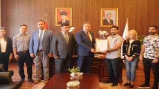 Yalova Üniversitesinden vefat eden öğrencinin ailesine anı belgesi