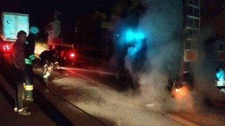 Yalovada iş makinası yüklü tırın lastikleri alev aldı