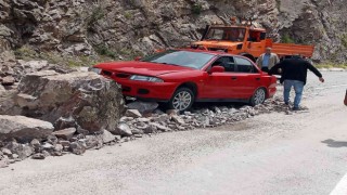 Yamaçtan kopan kayalar karayoluna düştü, bir otomobil faciadan saniyelerle kurtuldu