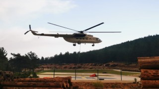 Yangın söndürme helikopterinin alevlerle mücadelesi böyle görüntülendi