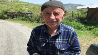 Yaşlı adam evinde pencerenin önünde oturur vaziyette ölü bulundu