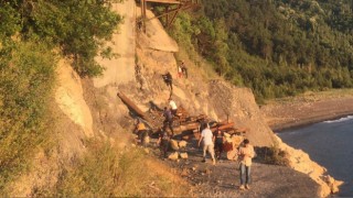 Yaşlı adam ve çocuk, kayalıklarda mahsur kaldı