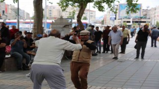 Yaşlılar meydanda konser verdi, vatandaşlar ilgiyle izledi