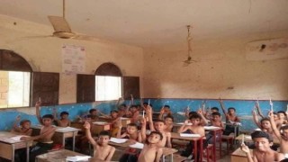 Yemende sıcaklıklar yükseldi, öğrenciler derslere kıyafetsiz katıldı