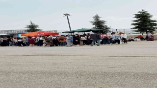 Yeni açılacak hastanede iş bulabilmek için metrelerce kuyruk oluşturdular
