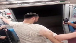 Yenikapı metrosunda açık kapıyla yolculuk kamerada