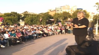 Yerini beğenmedi, aldığı plaketi vatandaşa verdi