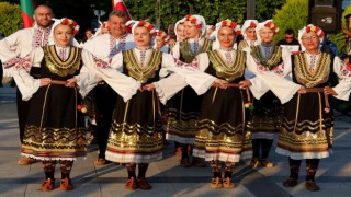 Yerli ve yabancı halk dans gruplarının gösterileri ilgiyle izlendi