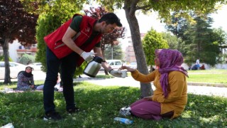 YKSye giren öğrencilere ve ailelerine ikram