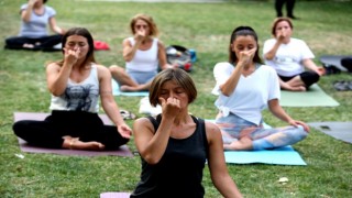 Yoga tutkunları Nilüferde buluştu