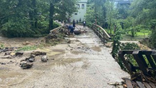 Yoğun yağış nedeniyle yedi emin deposunda araçlar suya gömüldü