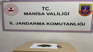 Yol kenarında alkol ve esrar alırken yakalandılar