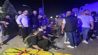 Yolcu minibüsü yön levhasına çarptı: 1i ağır 12 yaralı