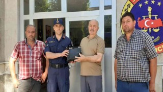 Yolda buldukları para dolu çantayı jandarmaya teslim ettiler