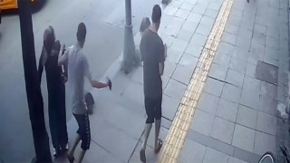 Yolda yürüyen kadını iterek düşürdü, hiçbir şey yokmuş gibi yoluna devam etti