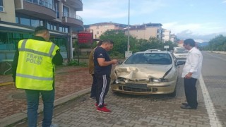 Yoldan çıkan araç, önce işaret tabelasına sonra çöp bidonlarına çarptı