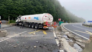 Yoldan çıkan tanker karşı şeride geçti, yol trafiğe kapandı