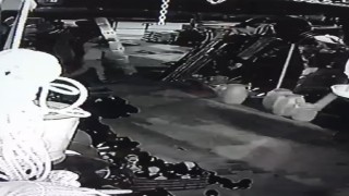 Yoldan geçerken fark ettiği merdivenleri seçerek çalan şüpheli güvenlik kamerasında