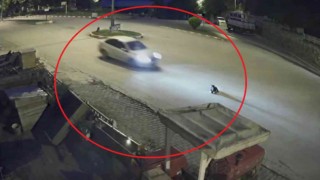 Yolun ortasında yatan köpeği ezdi, hiçbir şey olmamış gibi yoluna devam etti