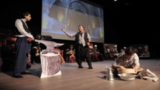 “Zamanın Ötesinde Zaman Zaman İçinde” oyunu ayakta alkışlandı