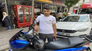 Zeytinburnunda taksici, kendisine çarpan motosikletliyi ezmeye kalktı: O anlar kamerada