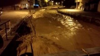 Zonguldakın Gökçebey ilçesinde taşan dereler sebebiyle sel nöbeti tutuluyor