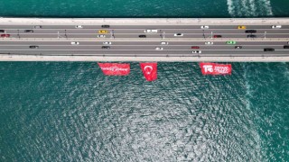15 Temmuz Şehitler Köprüsüne asılan dev Türk bayrağı havadan görüntülendi