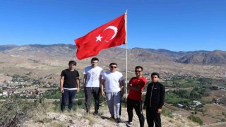1500 rakımlı dağa tırmanıp, yıpranan Türk bayrağını değiştirdiler