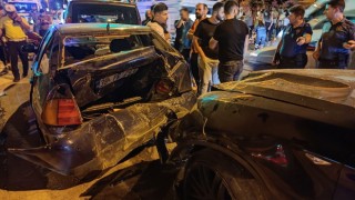 1i motosiklet 4 araç çarpıştı: 4 yaralı