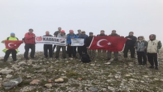 2 bin 404 rakımlı Emirgazi zirvesine 15 Temmuz şehitleri için tırmandılar
