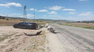 2 motosiklet bir otomobiller çarpıştı, kazada 3 kişi yaralandı