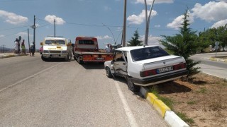 2 otomobilin karıştığı kazada 4ü çocuk 9 kişi yaralandı