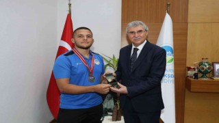 20 yaşında en genç başpehlivan unvanını kazandı