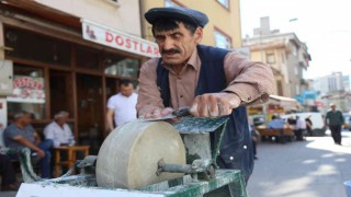 35 yıldır sokak sokak gezip ekmek parasını bıçak bileyerek çıkartıyor