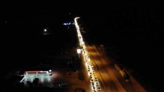 43 ilin geçiş güzergahında gece yarısı trafik yoğunluğu: Kuyruğun ucu bucağı görünmüyor