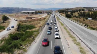 43 ilin geçiş güzergahında trafik yoğunluğu: Bayram kuyruğu havadan görüntülendi