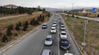 43 ilin geçiş güzergahında trafik yoğunluğu: Tatilin ikinci gününde de yollara akın ettiler