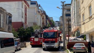 5 katlı binanın çatısında yangın çıktı