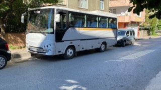 5 yaşındaki çocuk babasının kullandığı midibüsün altında kaldı