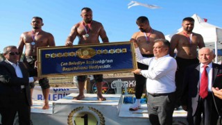 57. Süleyman Şahin Yağlı Pehlivan Güreşlerinin başpehlivanı Serkan Serttürk oldu